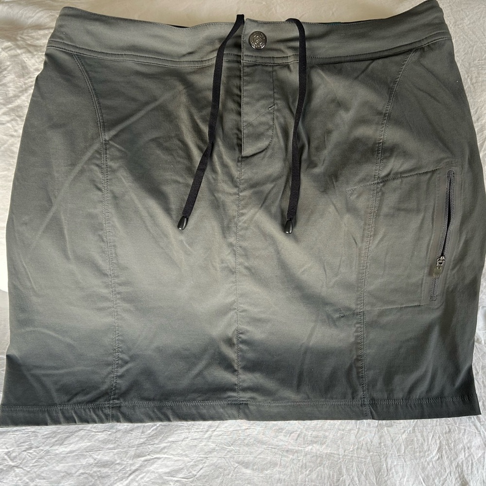 Columbia Omni Shield Green/Gray Skort with Zip Pocket, Tie Waist. Size 8